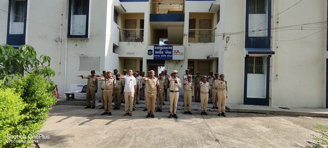 આજ રોજ એન્ટી ટેરેરીઝમ ડે ની ઉજવણી નાં ભાગરૂપે પંચમહાલ જીલ્લાના હોમગાર્ડ સભ્યોએ શપથ કાર્યક્રમમાં ભાગ લીધો. <a href="/dghg_gujarat/">DGHG Gujarat</a> <a href="/ManojAgarwalIPS/">Manoj Agarwal</a>