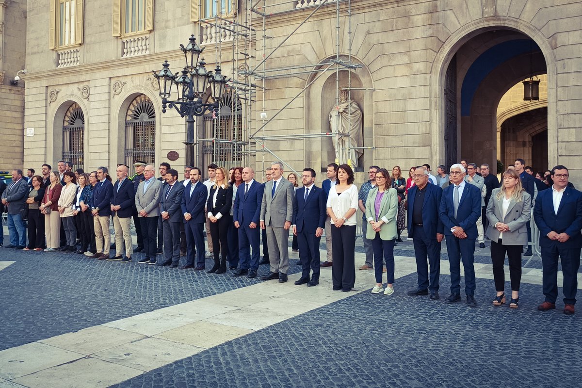 farmaceuticsbcn's tweet photo. 🤫Minut de silenci celebrat a l'Ajuntament de Barcelona i a la seu col·legial, en record de les dues farmacèutiques víctimes de l'atemptat a l'Afganistan. 
🖤Descansin en pau. https://t.co/8IPkCI2iPv