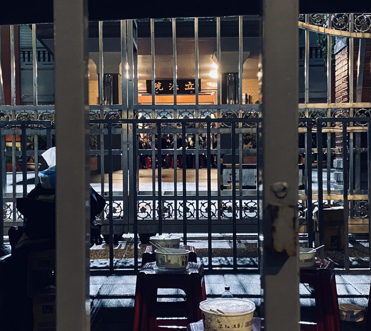 rkeotsang's tweet photo. 「自由像是空氣，只有在窒息的時候才會察覺它的存在」
#青島東路 https://t.co/98KKEmG7mH