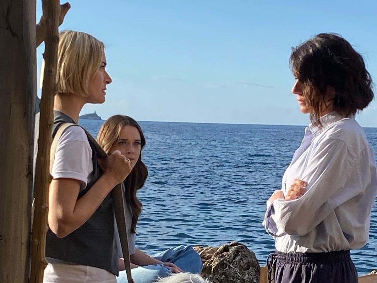 Momenti bellissimi sul set… 🎬 si gira! #LeOndeDelPassato🌊 #MariaRosariaRusso #AnnaValle #banijayitalia #fictionmediaset