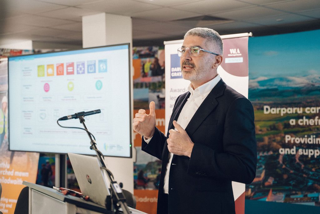 @derekwalker_ yn sôn sut mae Deddf Llesiant Cenedlaethau’r Dyfodol yn dylanwadu ar lywodraethiant yr amrywiol sectorau. “Cydbwyso penderfyniadau tymor byr ac anghenion hirdymor - mae wedi dod i’r pwynt lle mae rhaid i ni neud y ddau.” #GovernanceWales2024