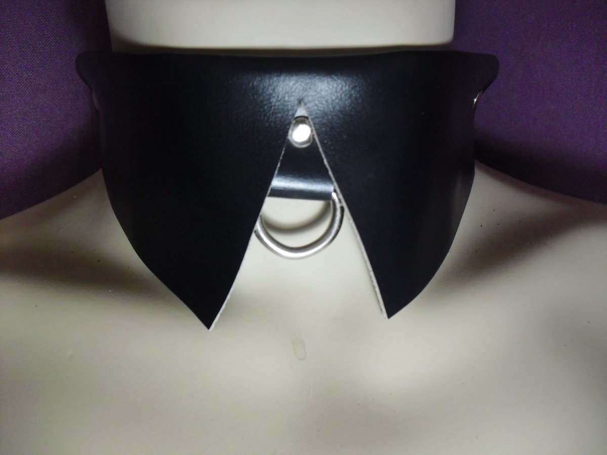 Collar Secretarie en cuero de primera calidad y piquetes soldados.