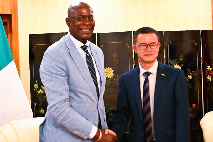The Resident & Humanitarian Coordinator of the UN system in #Nigeria @MohamedFall met with the Chinese Amb to Nigeria H.E Cui Jianchun. Their discussion centred on Dev't Financing, #SummitOfTheFuture and on mobilizing support for the people and government of 🇳🇬. @china_emb_ng