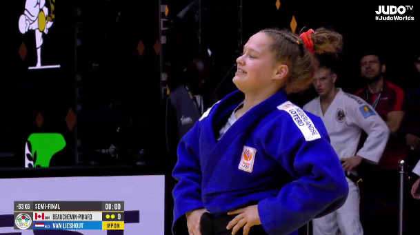 Final U63kg #JudoAbuDhabi Van Lieshout is the nemesis of Angelika Szymanska. They met three times and all wins for the Dutch. #convincing judoinside.com/judoka/94559/J…