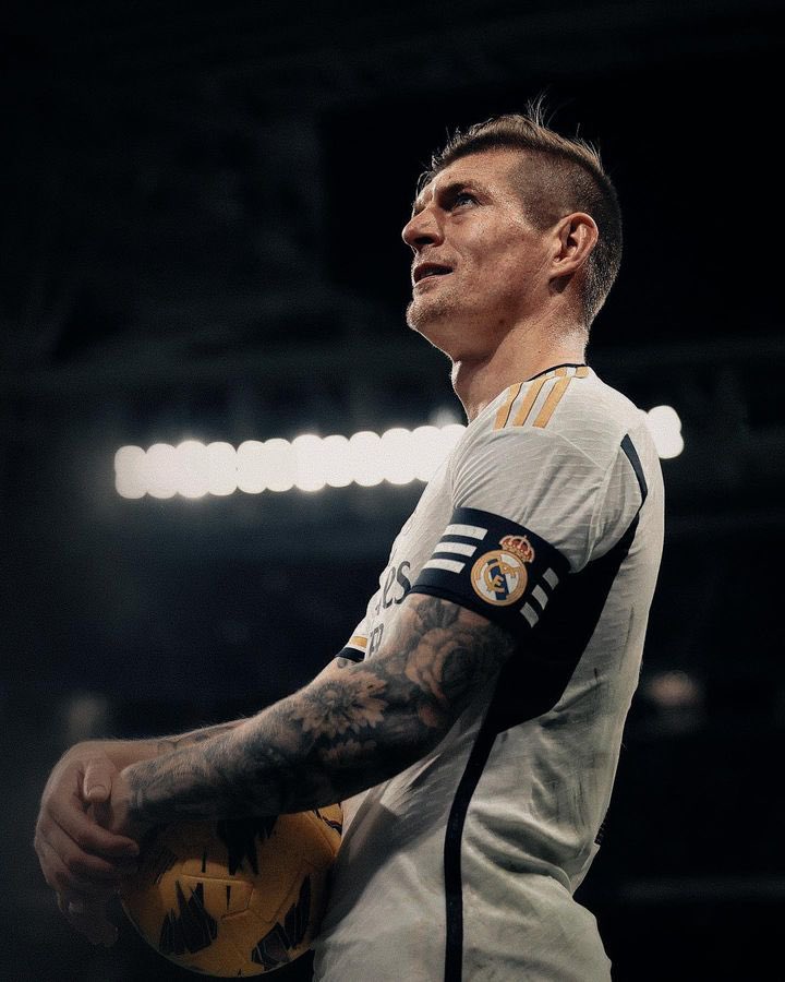 mediamadridista's tweet photo. Ternyata bener analisa kita soal Toni Kroos musim ini mainnya bersemangat banget. Biasanya emotionless tapi musim ini dia pengen ngeluarin all out. Bahkan sampe ke momen protes sama wasit pas lawan Sevilla. Eh gak taunya ini dia lakuin karena jadi musim terakhir dia 😭

Man i cant describe it anymore, gue pikir lo mau perpanjang kontrak pak 😭