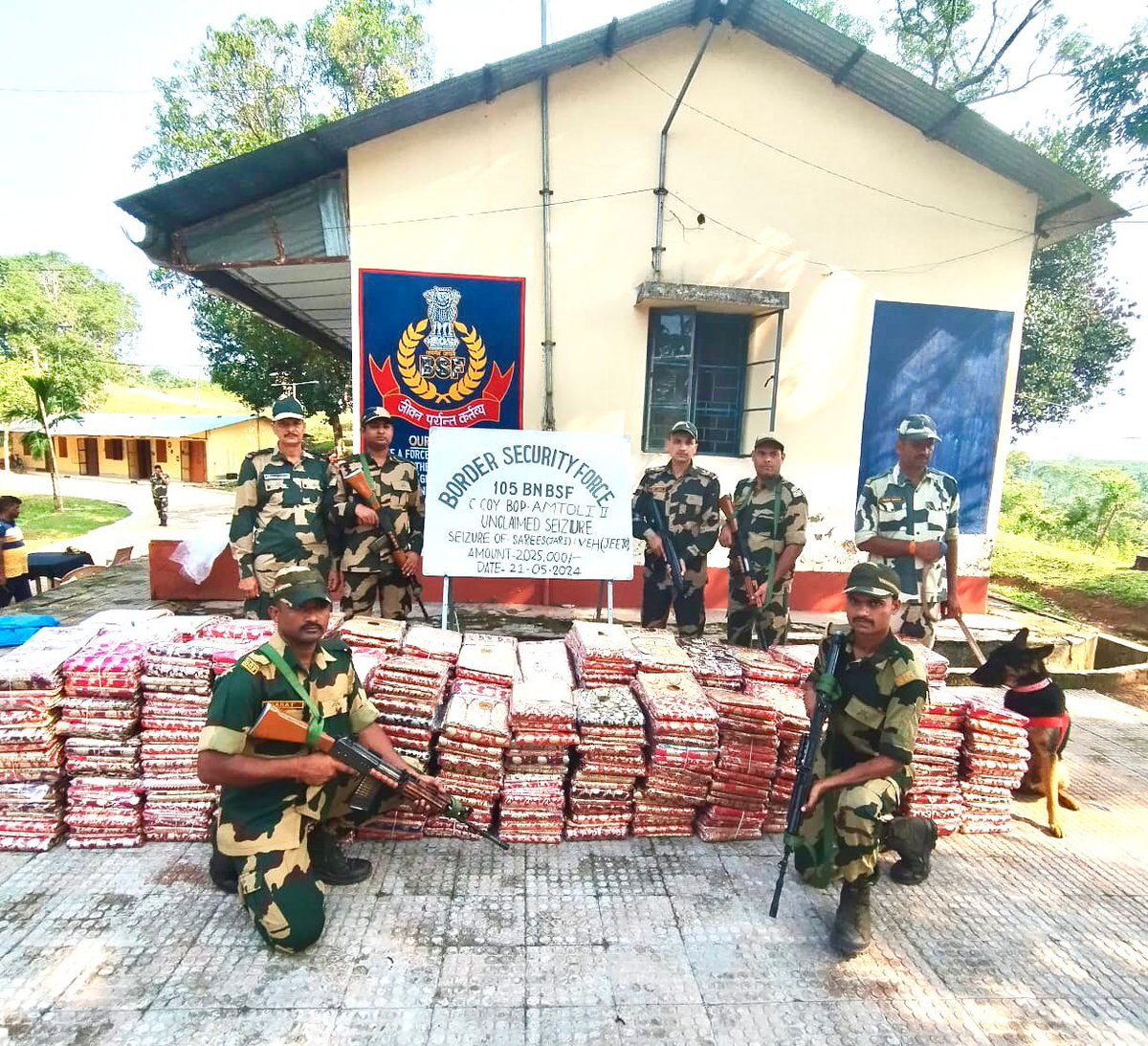 BSF_Tripura's tweet photo. Today, in a coordinated crackdown, the vigilant troops of the 105 Bn #BSF #Tripura Frontier and the #TSR seized clothing items along with a vehicle, worth approx ₹ 20,25,000/-. 
#JaiHind
#AntiSmugglingDrive
#FirstLineOfDefence https://t.co/5DoYTUFJOE