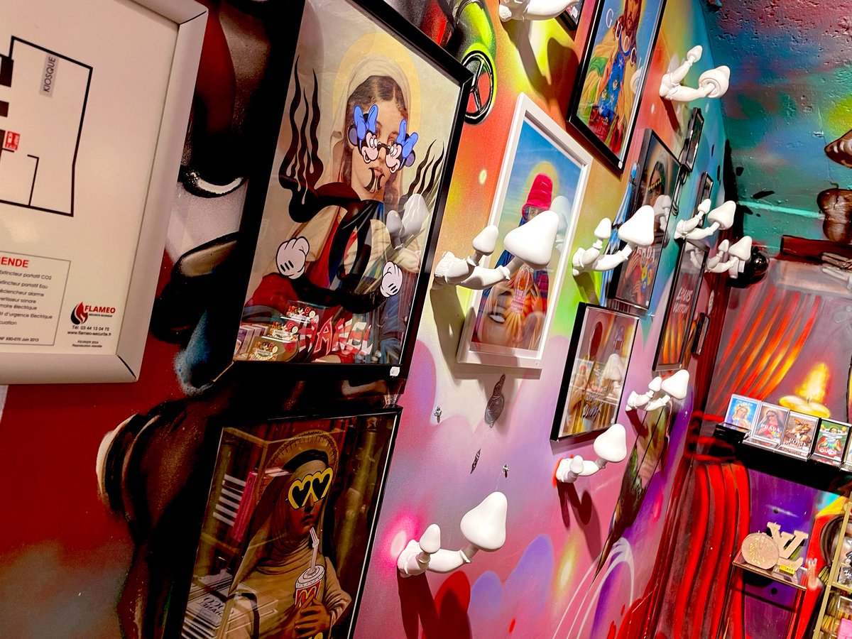 Parisienne_7501's tweet photo. Un concept store très original à visiter absolument #minimeland #Paris, trop kawai 😍😍 Vous avez la possibilité de créer un sac avec des chutes de tissus Chanel 🤩 J ai acheter des broches magnifique 😍 Le personnel est adorable 🤩🤩 #artistique #chanel #sacamain 1/2 https://t.co/8DDi3BU5oe