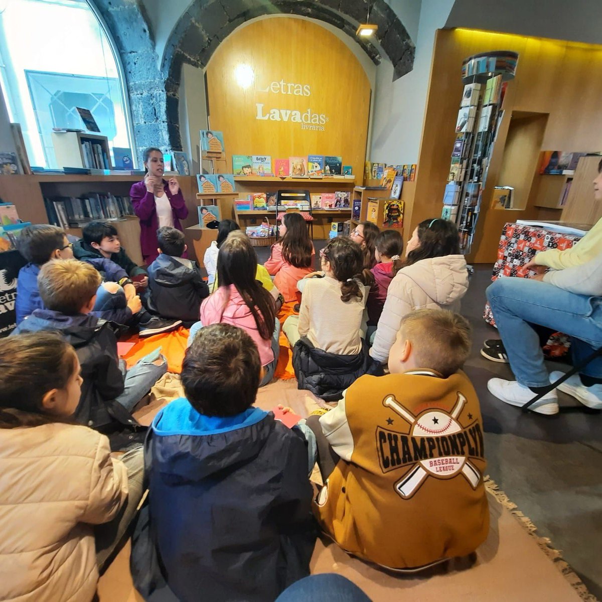AtlanticBooksPT's tweet photo. 🌸 A autora Joana Mota marcou presença na livraria Letras Lavadas para apresentar o seu primeiro livro infantil, "A casa amarela tem mais do que janelas". A sessão contou com alguns alunos do 3º ano da Escola Professor António dos Santos Botelho, de Vila Franca do Campo! https://t.co/c3uV04owTo