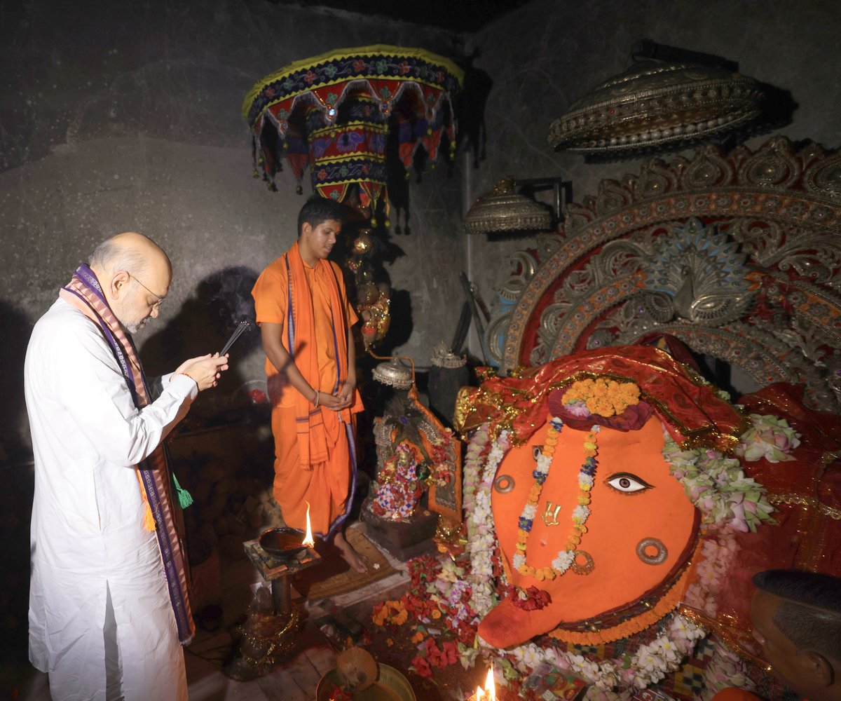 AmitShah's tweet photo. आज सांस्कृतिक विरासत से समृद्ध संबलपुर (ओडिशा) की धरती पर स्थित सुप्रसिद्ध समलेश्वरी मंदिर में जगतजननी माँ समलेश्वरी के दर्शन और पूजन का परम सौभाग्य प्राप्त हुआ।
समलेश्वरी माई की कृपा हम सभी पर बनी रहे।

जय माँ समलेश्वरी!

ଆଜି ସାଂସ୍କୃତିକ ଐତିହ୍ୟରେ ଭରା ସମ୍ବଲପୁର (ଓଡ଼ିଶା) ମାଟିରେ ଅବସ୍ଥିତ ପ୍ରସିଦ୍ଧ ସମଲେଶ୍ୱରୀ ମନ୍ଦିରରେ ମା' ଜଗତଜନନୀଙ୍କ ଦର୍ଶନ ଏବଂ ପୂଜା କରିବାର ସୌଭାଗ୍ୟ ପ୍ରାପ୍ତ ହେଲା।  
ସମଲେଶ୍ୱରୀ ମା'ଙ୍କ ଆଶୀର୍ବାଦ ଆମ ସମସ୍ତଙ୍କ ଉପରେ ରହିଥାଉ। 

ଜୟ ମା' ସମଲେଶ୍ୱରୀ!