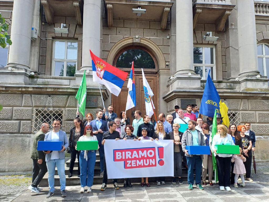 Kako ćemo rešiti probleme sa javnim prevozom u Zemunu?

Koalicija 'Biramo Zemun' napravila bi na obodima Zemuna okretnice autobusa sa besplatnim parkinzima za automobile i bicikle, a vozila gradskog prevoza bi pritom koristila kao gorivo prirodni gas ili vodonik.

Foto: FoNet