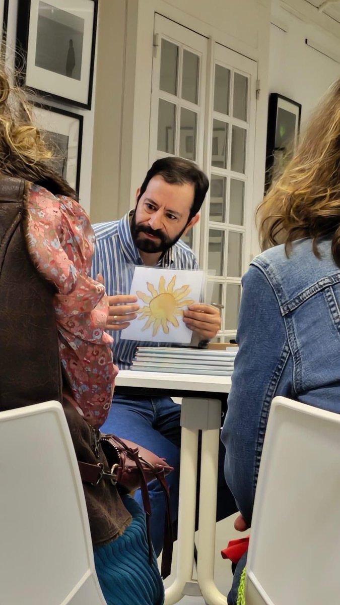 AtlanticBooksPT's tweet photo. 🌸 Relembramos alguns momentos da presença de Steven Casteleiro na Bibliotecas de Lisboa, nos Coruchéus, para mais uma sessão de apresentação do seu mais recente livro "Não te Esqueças das Orelhas". 

#StevenCasteleiro #FlamingoEdicoes https://t.co/fqG6ObSVAA