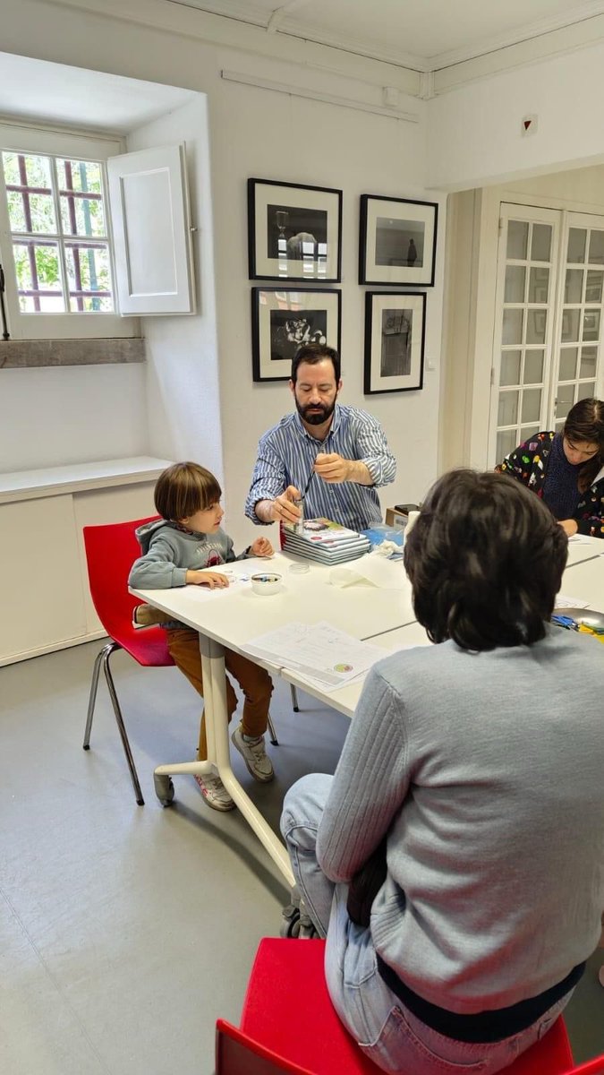 AtlanticBooksPT's tweet photo. 🌸 Relembramos alguns momentos da presença de Steven Casteleiro na Bibliotecas de Lisboa, nos Coruchéus, para mais uma sessão de apresentação do seu mais recente livro "Não te Esqueças das Orelhas". 

#StevenCasteleiro #FlamingoEdicoes https://t.co/fqG6ObSVAA