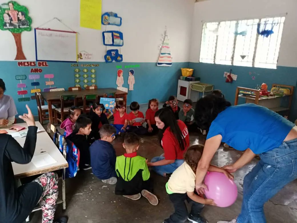 SACS_MERIDA's tweet photo. Jornada especial en la Escuela del Municipio Libertador del estado Boliviano de Mérida dónde se impartieron Charlas Educativas a niños y niñas de la ubicada en el sector La Loma de los Maitines, con el fin de concientizar a los más pequeños de la casa. https://t.co/RHCNjwgyxu
