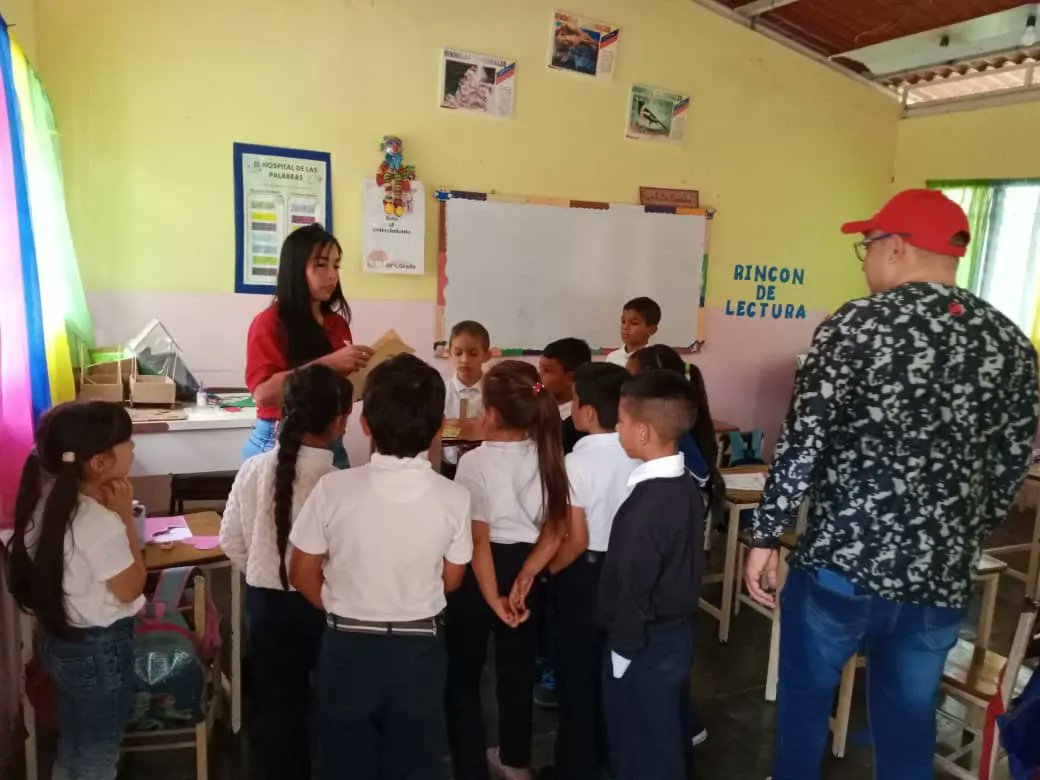 SACS_MERIDA's tweet photo. Jornada especial en la Escuela del Municipio Libertador del estado Boliviano de Mérida dónde se impartieron Charlas Educativas a niños y niñas de la ubicada en el sector La Loma de los Maitines, con el fin de concientizar a los más pequeños de la casa. https://t.co/RHCNjwgyxu