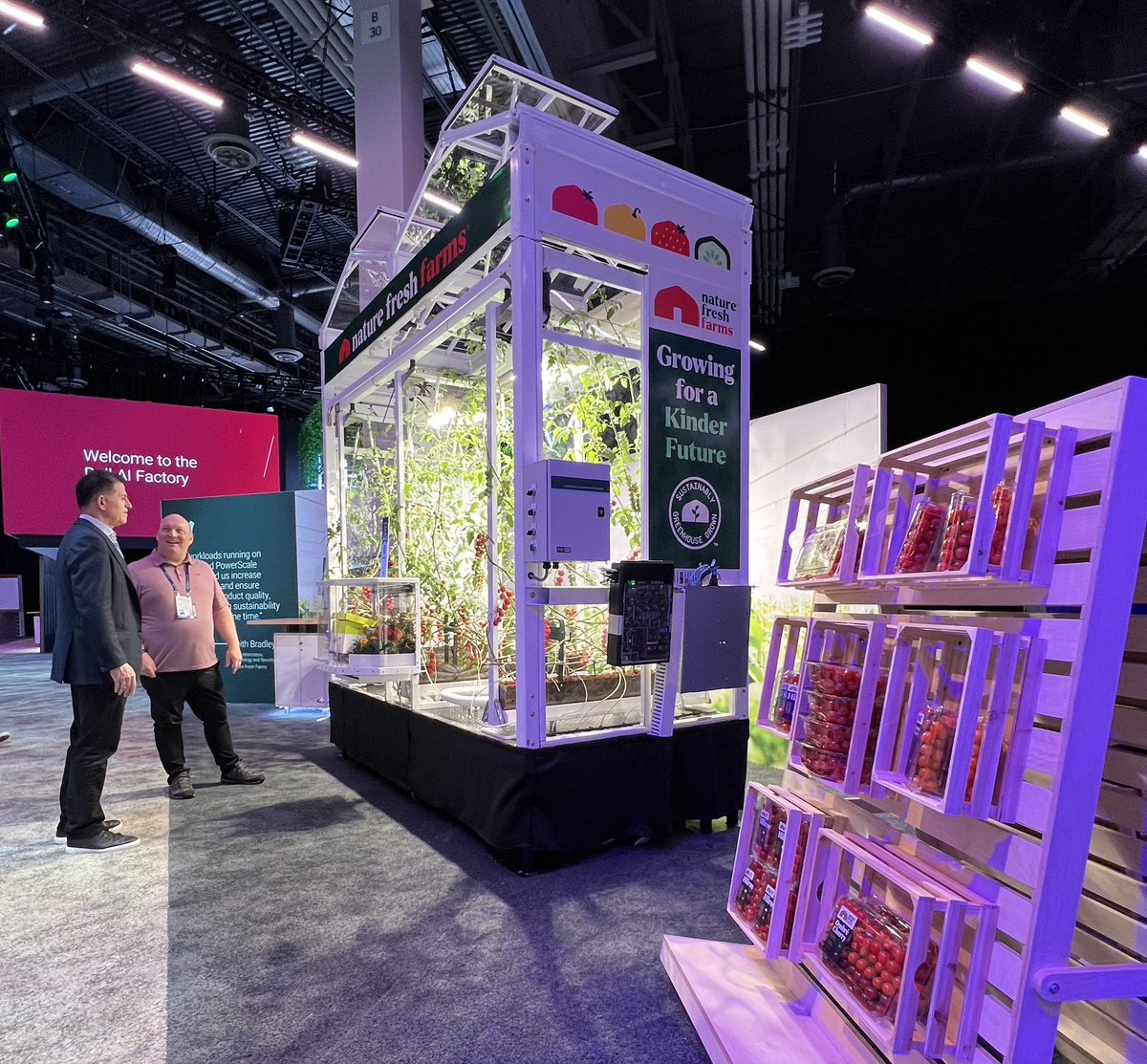 KeotgB's tweet image. Monday was the start to a great #DellTechWorld with us having @MichaelDell joining us to look how @Nature_Fresh uses @DellTech to grow #freshveggies, make sure to drop by and see the booth. Thanks to the Nature Fresh Team and @BusinessBurton for helping out!