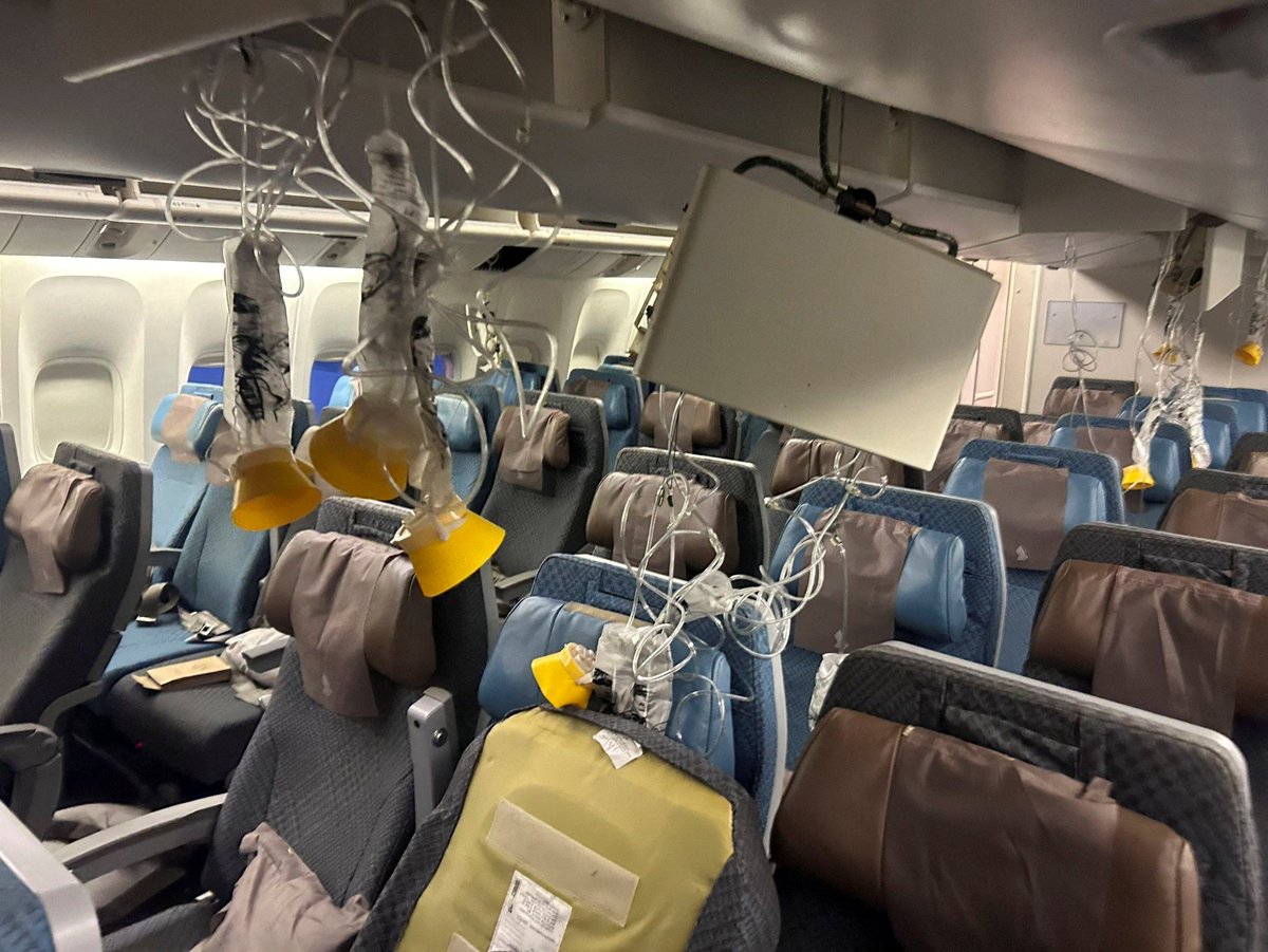 ChannelNewsAsia's tweet photo. IN PICTURES: The damaged interior of @SingaporeAir flight SQ321 after it hit severe turbulence and was forced to make an emergency landing in Bangkok. One man died in the incident (Photos: Reuters) https://t.co/JZfqJcRzdM https://t.co/MzlXOdQ6yd