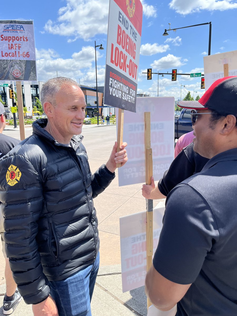 In Seattle yesterday with @IAFFPresident to show our #solidarity with @BoeingFFs. @Boeing may have locked them out but that doesn’t stop their fight for a fair contract. The @iaffofficial and more than 345,000 members have their back.