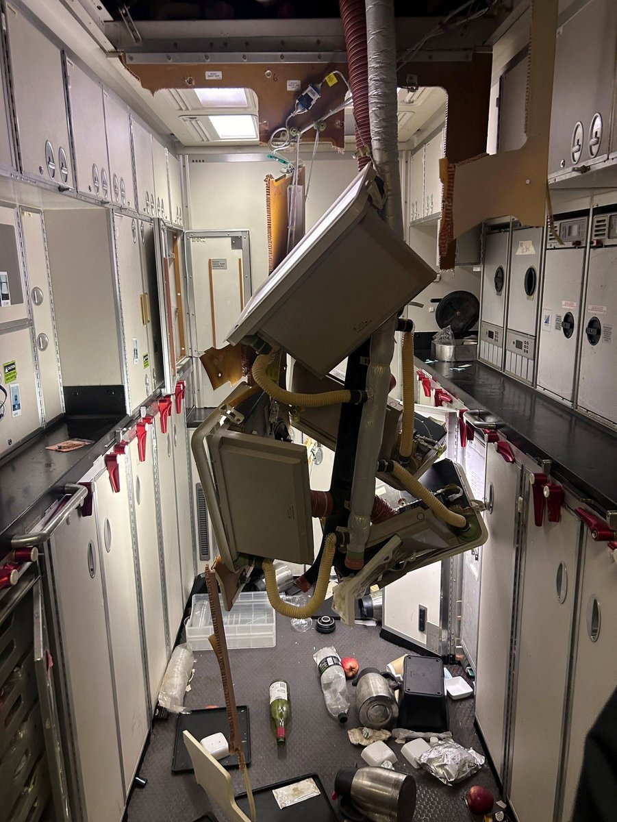 ChannelNewsAsia's tweet photo. IN PICTURES: The damaged interior of @SingaporeAir flight SQ321 after it hit severe turbulence and was forced to make an emergency landing in Bangkok. One man died in the incident (Photos: Reuters) https://t.co/JZfqJcRzdM https://t.co/MzlXOdQ6yd