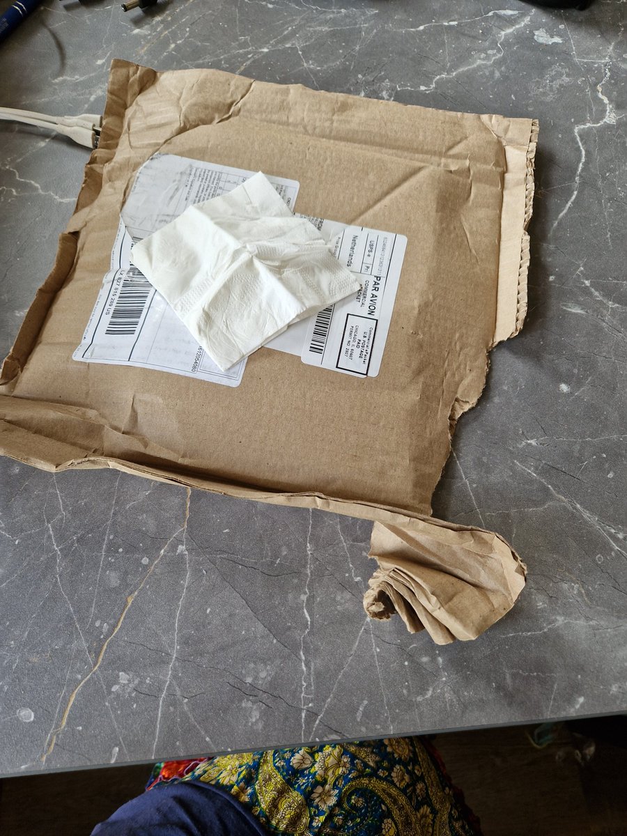 Roortje's tweet photo. @PostNL ...vinden jullie t normaal dat als n pakje niet in de bus past je t toch gewoon zo doorpropt dat het stuk gaat?
Ik niet!!!!! https://t.co/1CIcgTiSJi