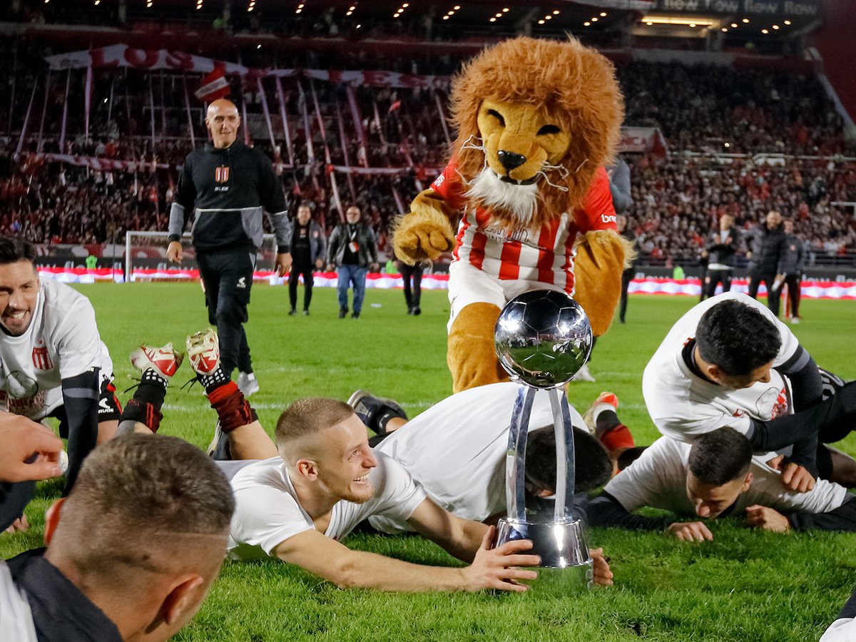 EdelpOficial's tweet photo. Dos leones🦁🏆 https://t.co/qK7DmuGG1C
