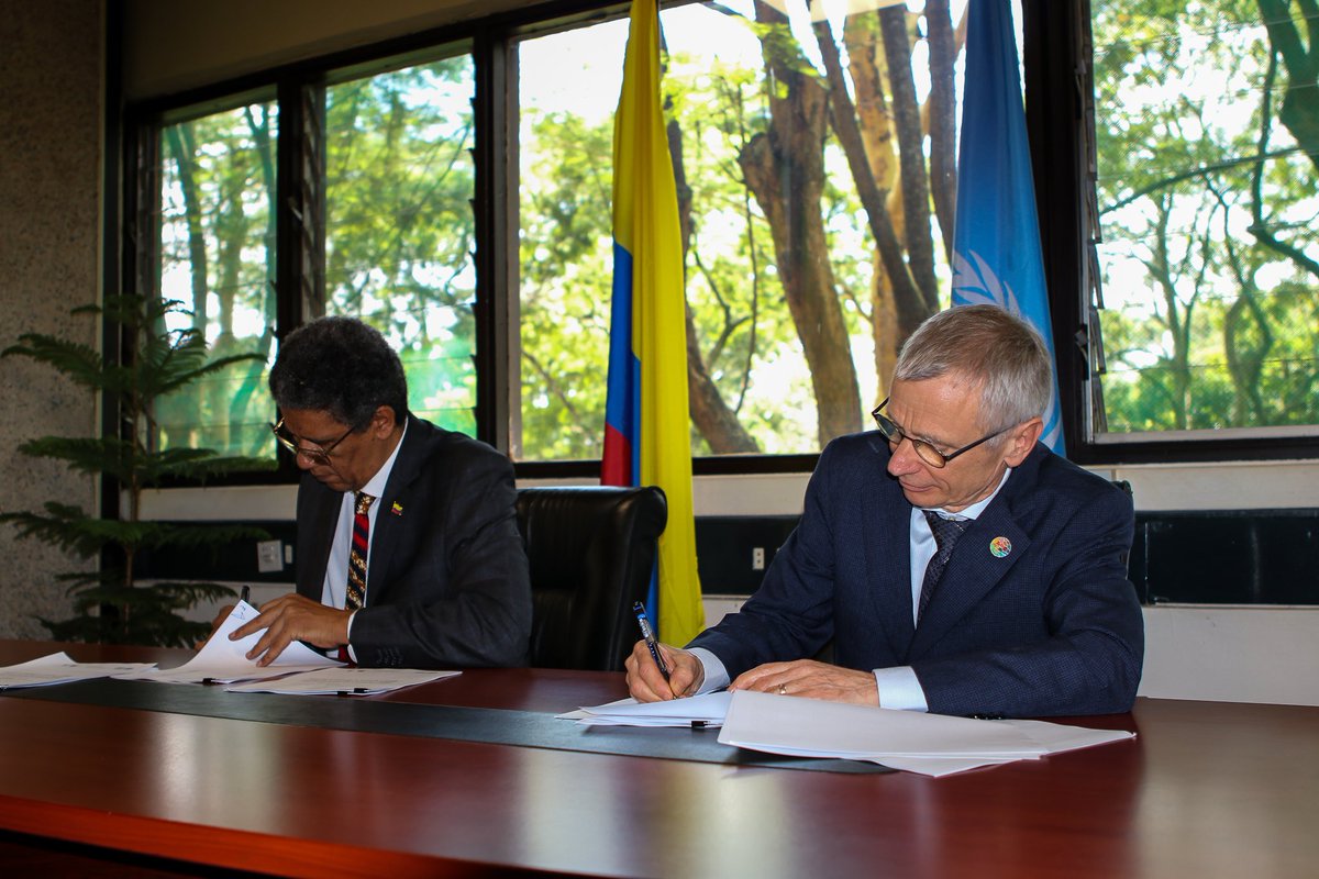 MinAmbienteCo's tweet photo. ¡La #COP16 es una realidad! Colombia firmó el acuerdo jurídico junto al Convenio de la Diversidad Biológica que ratifica que nuestro país hospedará la cumbre de biodiversidad. 

En representación de 🇨🇴 firmó Pedro León Cortés, embajador de Colombia en Kenia. En ese país se discuten las recomendaciones generales de los órganos subsidiarios del Convenio de Diversidad Biológica para la COP16.