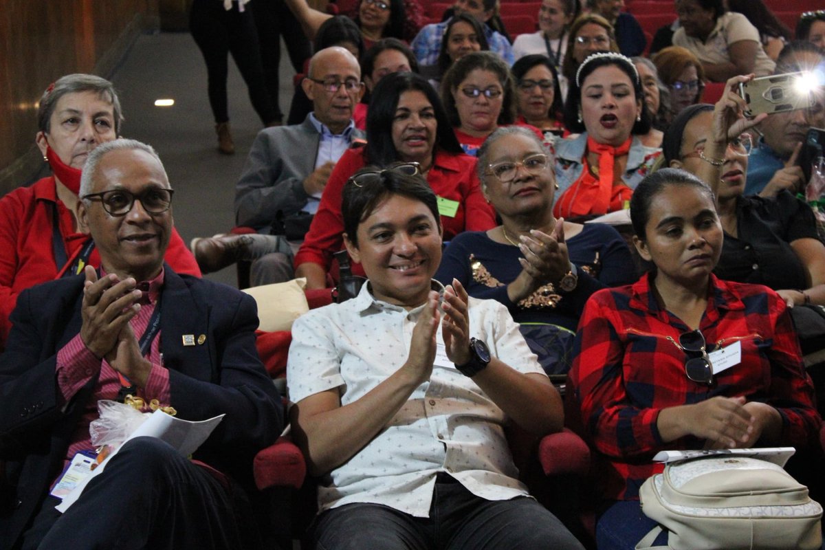 SomosUnem's tweet photo. #Ahora|Desde el auditorio  del Complejo Educativo Fermín Toro arrancamos con la Jornada de Formación para la Gestión Territorial UTGU 2024-2026, donde el Grupo Magisterial de la UNEM le dio la bienvenida a los tutores nacionales, docentes y demás durante este encuentro formativo. https://t.co/Q1vkTytdz0