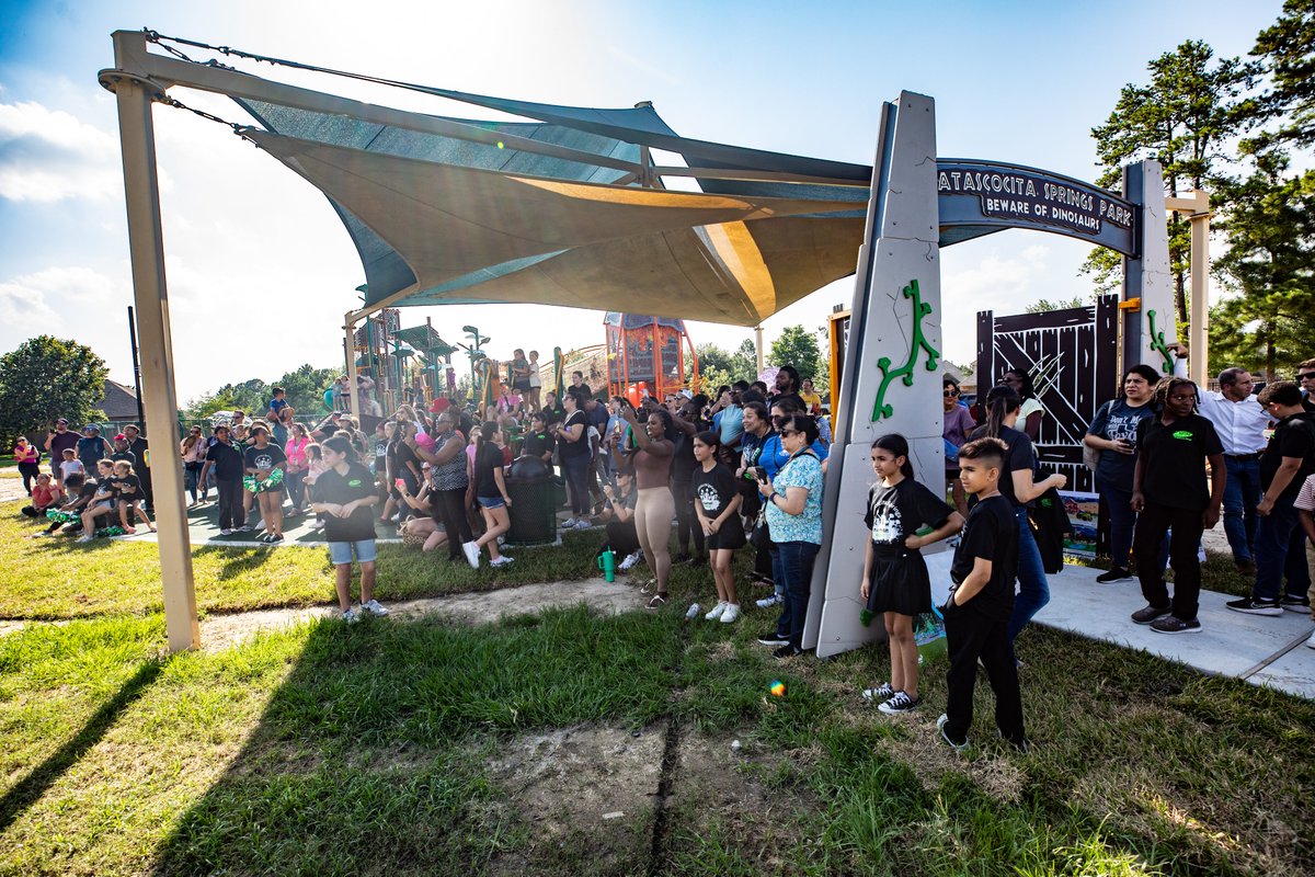 📸: The @HumbleISD_ASE Dinosaur Park-Themed Playground had its official dedication ceremony on Monday, May 20!! Thanks to the @HumbleISD_SCHS drumline, ASE choir, cheerleaders and speakers for making this a dino-tastic event!! #ShineALight #SendItOn