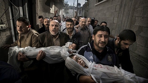 Los niños, los más vulnerables
La foto muestra a un grupo de hombres que llevan en brazos los cadáveres de Suhaib Hijazi, de dos años, y su hermano Muhammad, de tres, cuando eran trasladados a una mezquita para su funeral.
 #PalestinaNoEstáSola #EducaciónCiegodeAvila