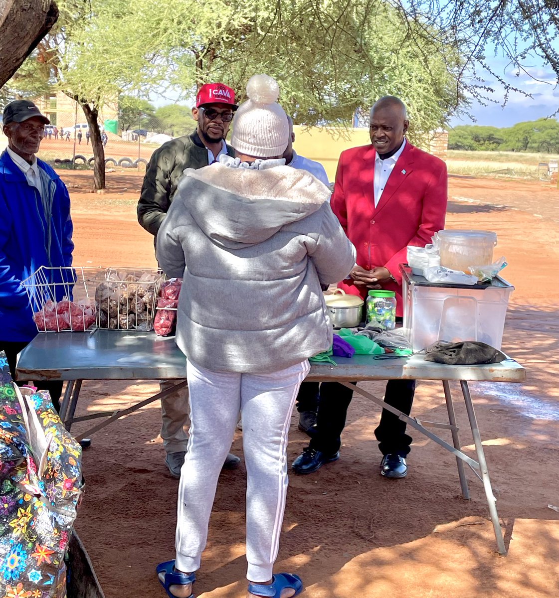 TheOfficialBDP's tweet photo. His Excellency, President @OfficialMasisi out & about engaging with & encouraging small business owners to take advantage of the various initiatives like #ChemaChema implemented by the BDP-led Government aimed at empowering & improving livelihoods of Batswana. #ItsEasyWithMasisi ⚪️⚫️🔴 #VayaLeDomi #PushaBW #MokgokolosaWaBatswana #AeJekeDomkrag