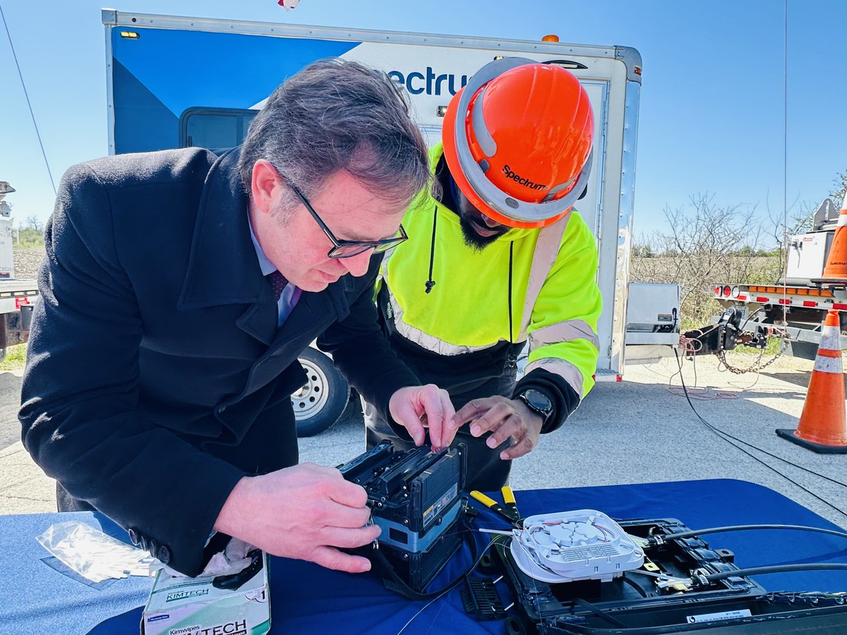 ICYMI: We hosted Assistant Secretary @DavidsonNTIA at the site of our newest #broadband buildout in Wisconsin. The site tour and fiber splicing demonstration showcased how public-private partnerships are helping to deliver high-speed #internet access to more Wisconsinites.