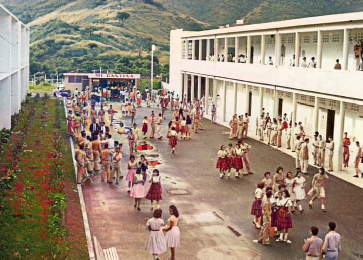 Caracas, años 60. Liceo Pedro Emilio Coll, en Coche. El bachillerato era de un alto nivel. Los jóvenes que se formaban salían con una amplia y solida cultura general, lo cual le permitía continuar estudios universitarios o incorporarse al mercado laboral