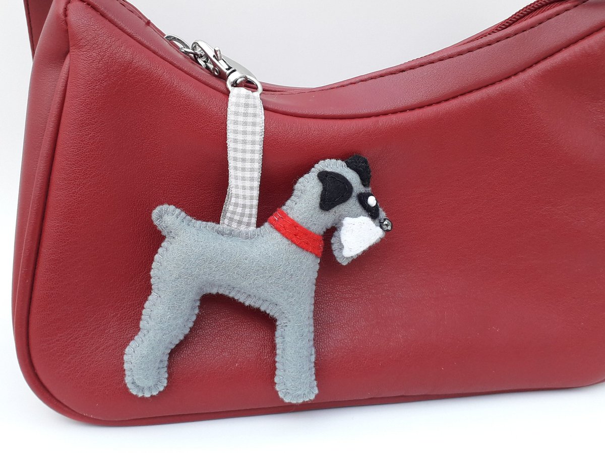 #MHHSBD 𝗚𝗲𝘁 𝗗𝗼𝗴𝗴𝘆 𝗦𝘁𝘆𝗹𝗲 𝗕𝗹𝗶𝗻𝗴 𝗙𝗼𝗿 𝗬𝗼𝘂𝗿 𝗛𝗮𝗻𝗱𝗯𝗮𝗴 👜 Cute canine charms make pawsome any occasion presents for dog lovers and Dog Dads this Fathers Day. Find these Schnauzers and more in my Etsy Shop. See below 🐕