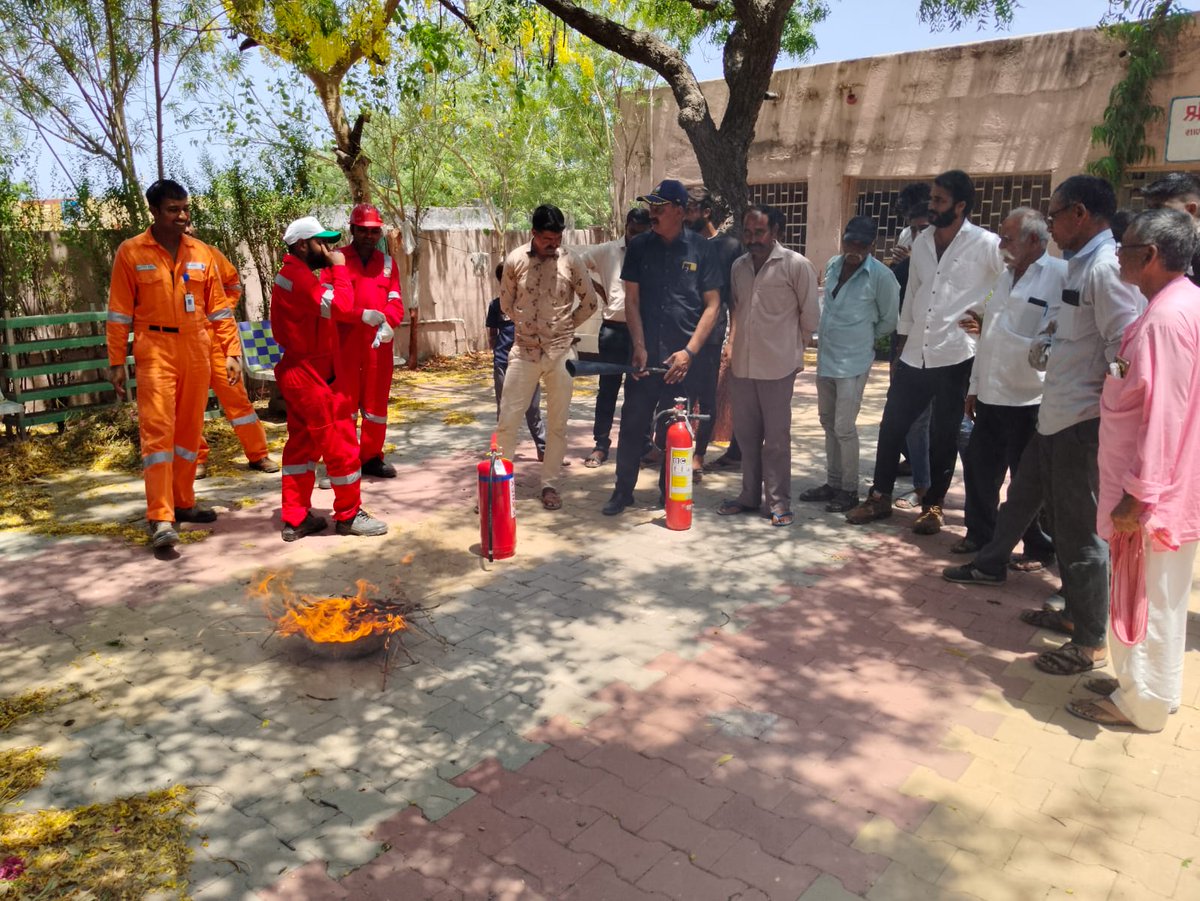 NavrachnaTrust's tweet photo. We organized Fire safety training at panchayat Jaga village Jamnagar. Explained how to protect from fire &amp; how to extinguish fire through demos.
@Vedanta_Group @AnilAgarwal_Ved @AnilAgarwalFndn https://t.co/Qc1BsRpbRT