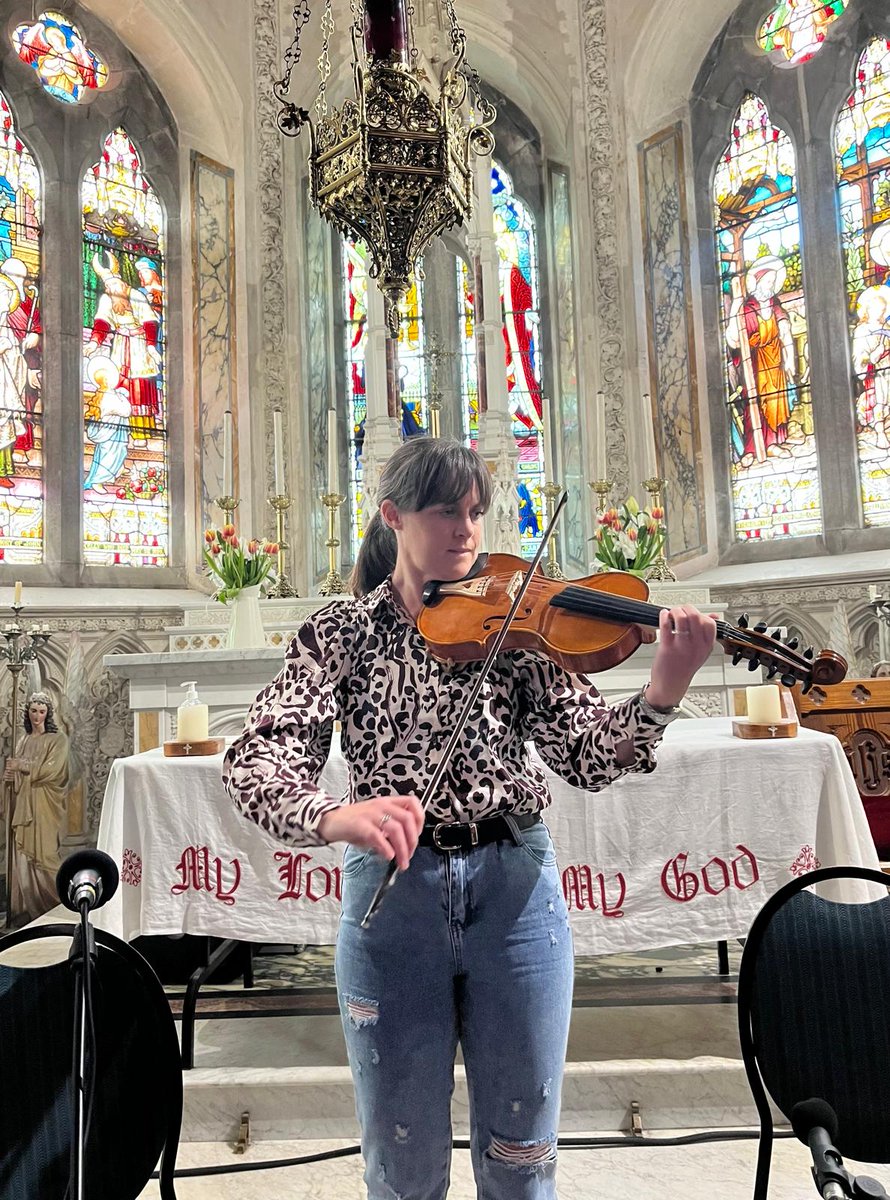 Tá Taispeántas Cheoltóirí Lios Póil ar siúl anocht i Halla Lios Póil faoi stíuir Niamh Varian-Barry atá linn anois.