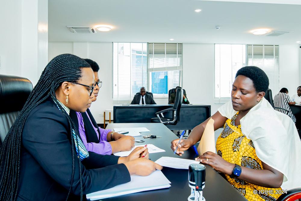 IGIHE's tweet photo. AMAFOTO: Umwarimu usanzwe wigisha mu Rwunge rw’Amashuri rwa Butete ruherereye mu Karere ka Burera, Nyiramahirwe Jeanne d’Arc, yashyikirije Komisiyo y’Igihugu y’Amatora kandidatire ye ku mwanya w’Abadepite mu cyiciro cy’Abagore.

Nyuma yo gutanga kandidatire ye yagaragaje ko yiteguye kwegukana umwanya mu badepite 24 b’abagore, kandi ko afite icyizere cy’uko azabasha kuzuza inshingano kuko yabaye mu myanya itandukanye y’inzego z’ibanze.