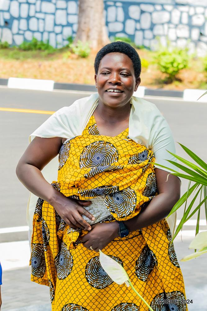 IGIHE's tweet photo. AMAFOTO: Umwarimu usanzwe wigisha mu Rwunge rw’Amashuri rwa Butete ruherereye mu Karere ka Burera, Nyiramahirwe Jeanne d’Arc, yashyikirije Komisiyo y’Igihugu y’Amatora kandidatire ye ku mwanya w’Abadepite mu cyiciro cy’Abagore.

Nyuma yo gutanga kandidatire ye yagaragaje ko yiteguye kwegukana umwanya mu badepite 24 b’abagore, kandi ko afite icyizere cy’uko azabasha kuzuza inshingano kuko yabaye mu myanya itandukanye y’inzego z’ibanze.