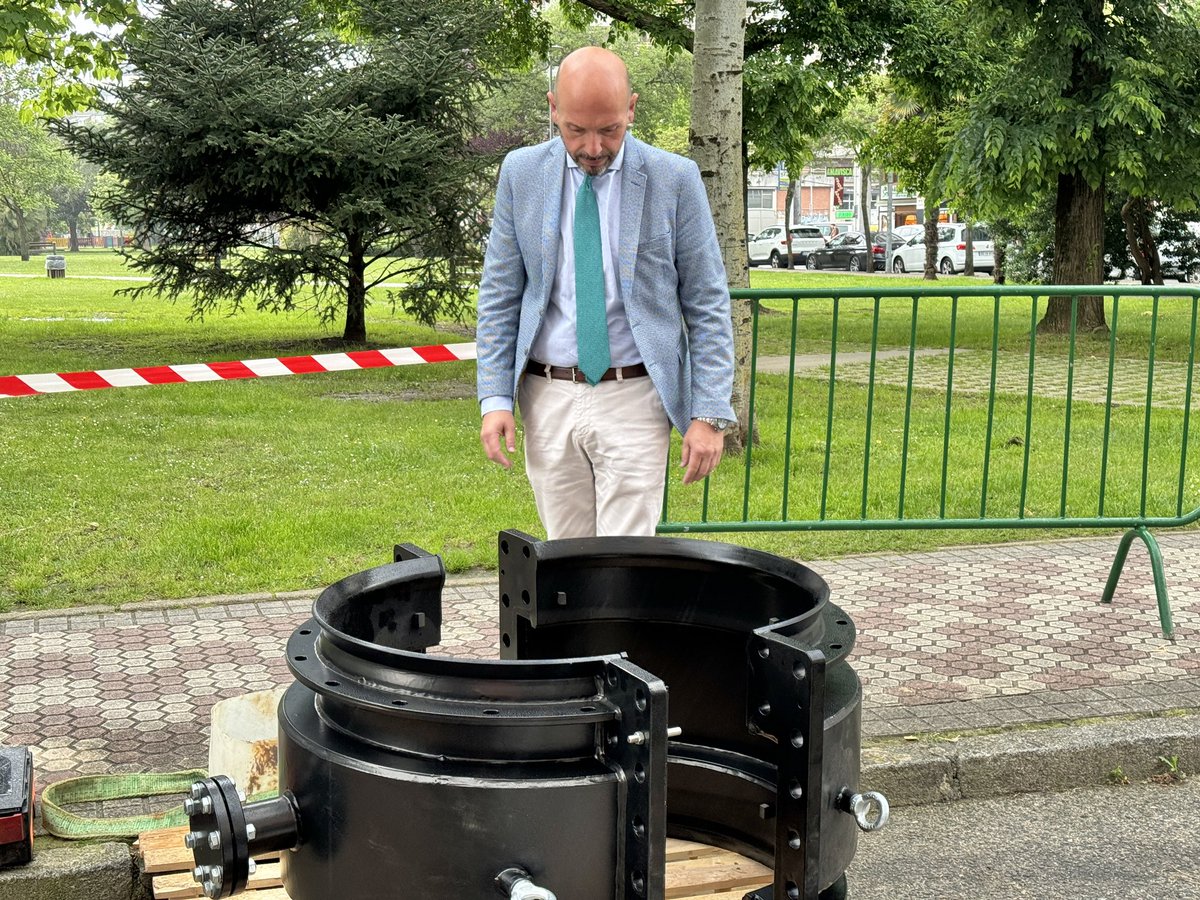 aytolaredo's tweet photo. 🚧Después de semanas esperando la pieza que nos faltaba, hoy hemos reparado la #tubería de Marqués de Comillas en la que se provocó una fuga el pasado 1 de febrero.

💧Con esta actuación aseguramos que no vuelva a haber ningún problema de abastecimiento en el centro de #Laredo https://t.co/GxbRkrTGYL