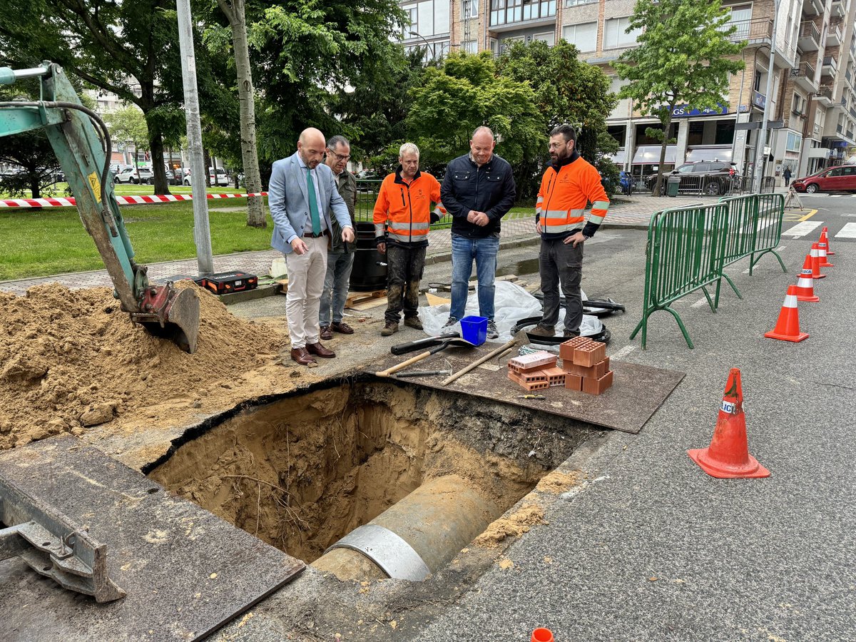 aytolaredo's tweet photo. 🚧Después de semanas esperando la pieza que nos faltaba, hoy hemos reparado la #tubería de Marqués de Comillas en la que se provocó una fuga el pasado 1 de febrero.

💧Con esta actuación aseguramos que no vuelva a haber ningún problema de abastecimiento en el centro de #Laredo https://t.co/GxbRkrTGYL