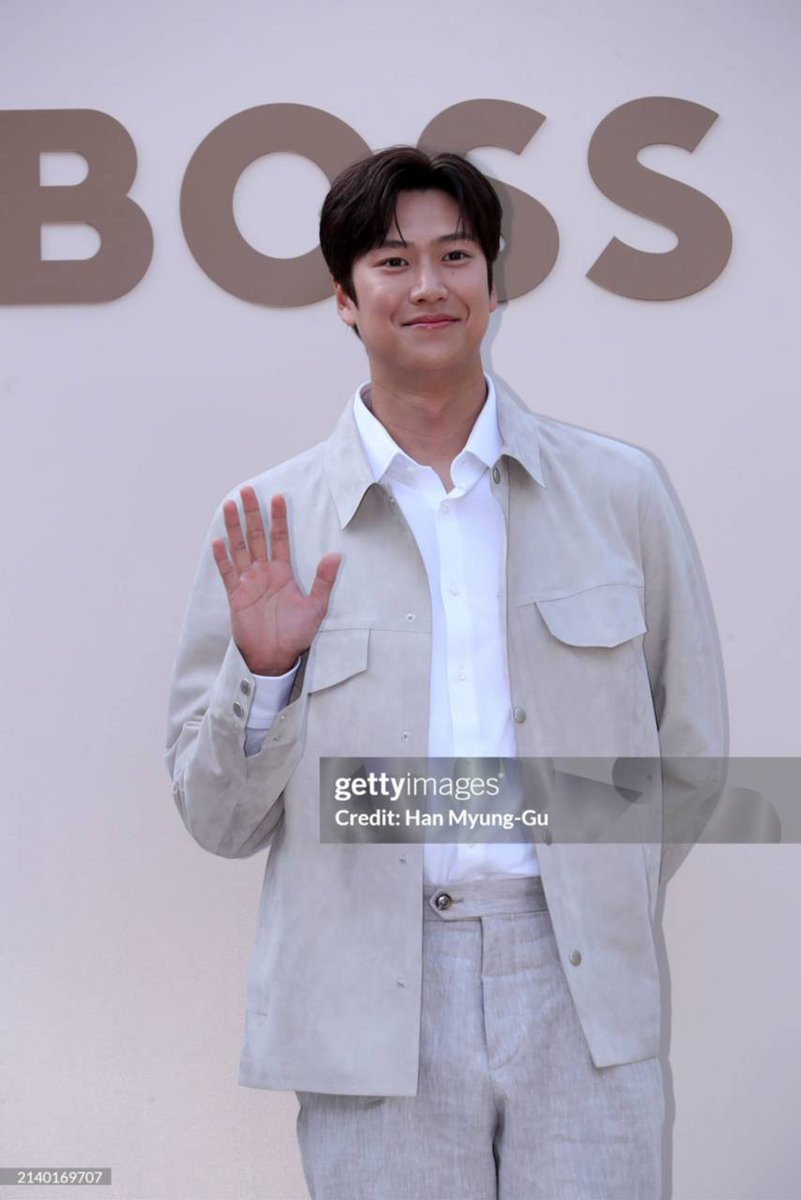 kdrama_menfess's tweet photo. Drop foto aktor/aktris •kdm• yang lolos kamera gettyimages alias tetep cakep walau difotoin getty ✨ https://t.co/RCY0g3txlW