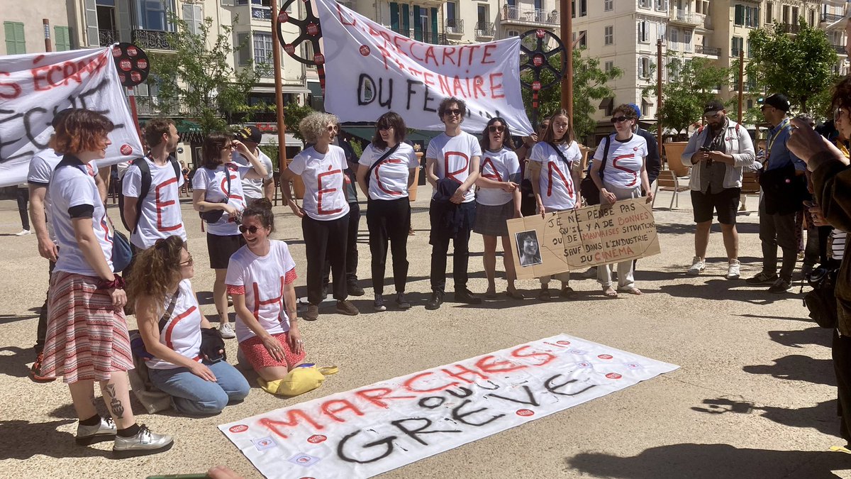 « Si nos films voyagent et s’exposent aux regards c’est grâce aux équipes des festivals qui les accueillent ! »

✊🏼Solidarité avec le collectif « Sous les écrans la dèche » qui lutte pour qu’un véritable statut leur soit enfin accordé et mette un terme à leur précarité.