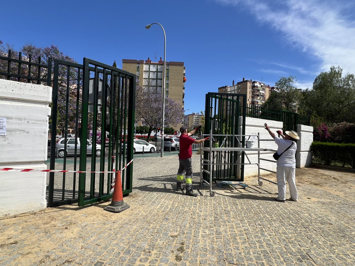 PatricioLeonR's tweet photo. Continúan los trabajos de mantenimiento y mejora de los espacios públicos de nuestro Distrito Cerro-Amate con el pintado del herraje del Parque Amate.
#CerroAmate #ParqueAmate #Pintura #Sevilla https://t.co/AExHmrCglk