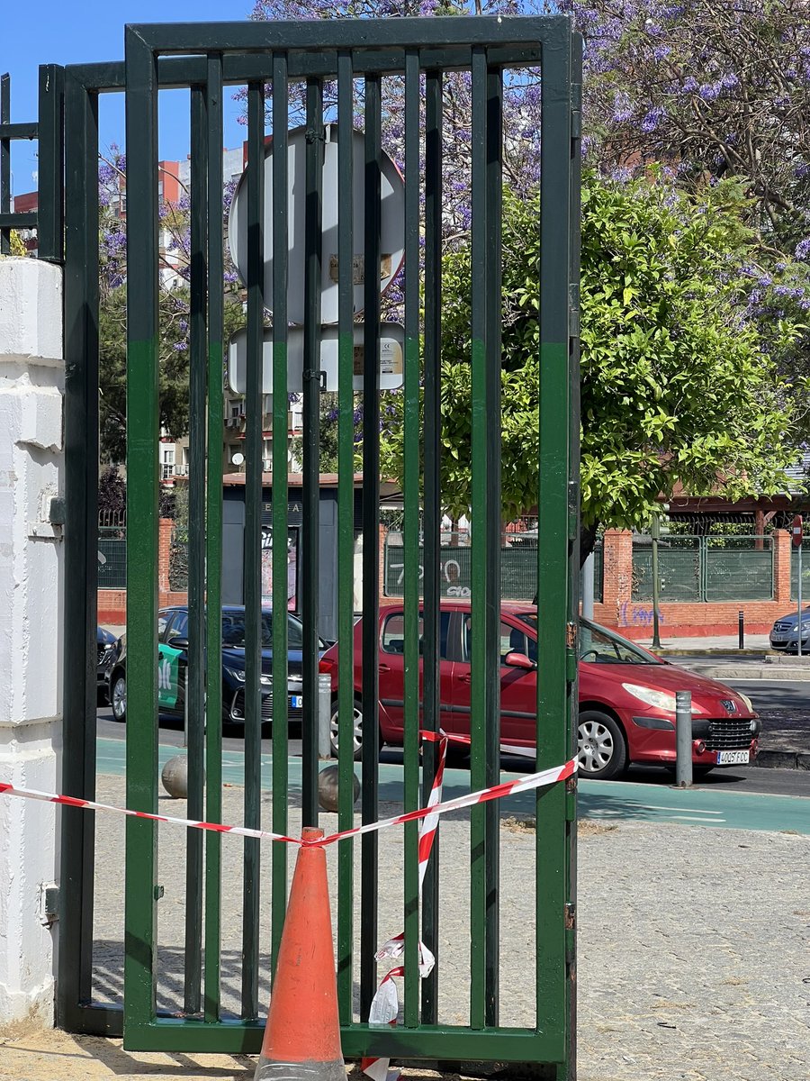 PatricioLeonR's tweet photo. Continúan los trabajos de mantenimiento y mejora de los espacios públicos de nuestro Distrito Cerro-Amate con el pintado del herraje del Parque Amate.
#CerroAmate #ParqueAmate #Pintura #Sevilla https://t.co/AExHmrCglk