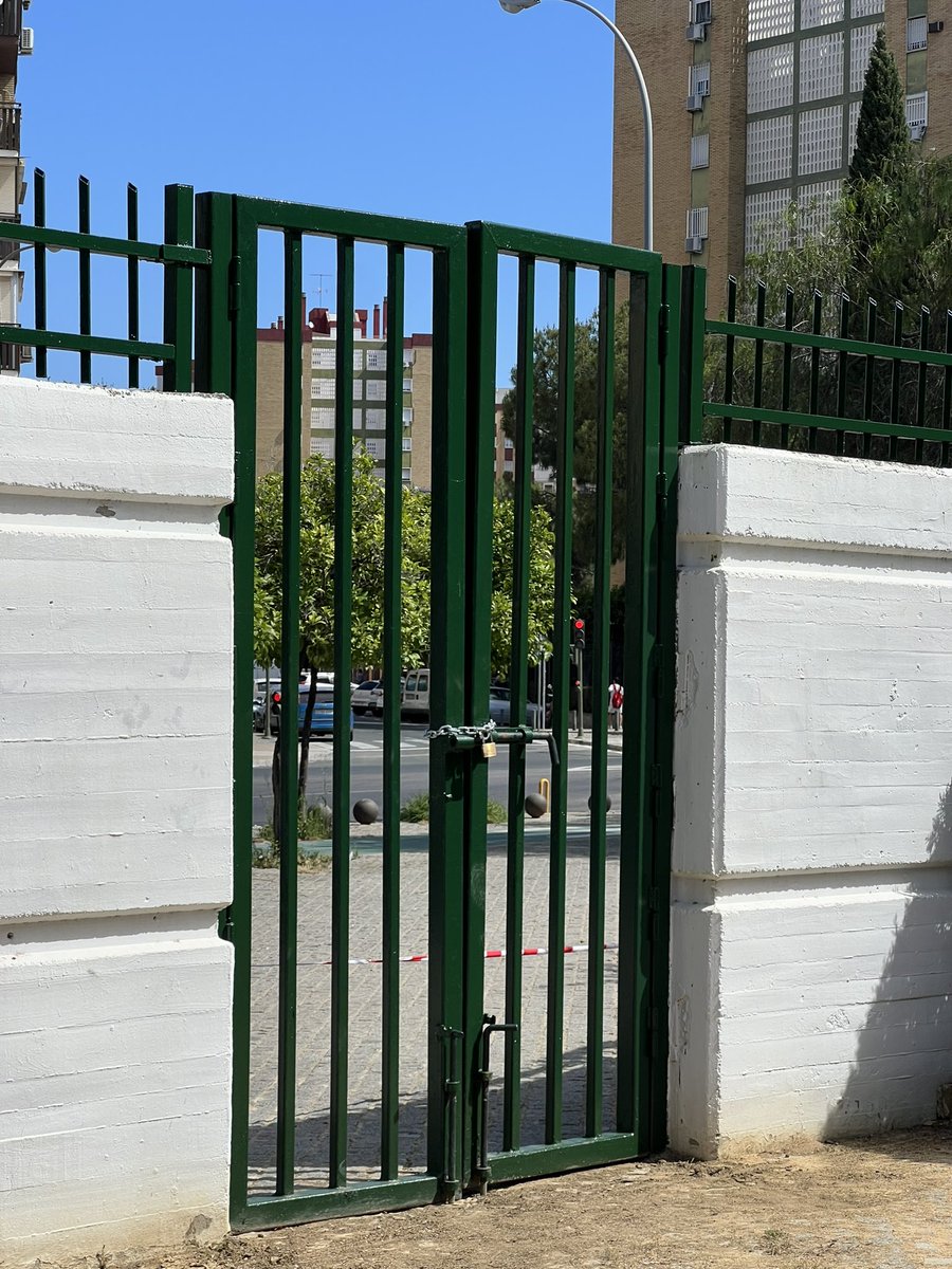 PatricioLeonR's tweet photo. Continúan los trabajos de mantenimiento y mejora de los espacios públicos de nuestro Distrito Cerro-Amate con el pintado del herraje del Parque Amate.
#CerroAmate #ParqueAmate #Pintura #Sevilla https://t.co/AExHmrCglk