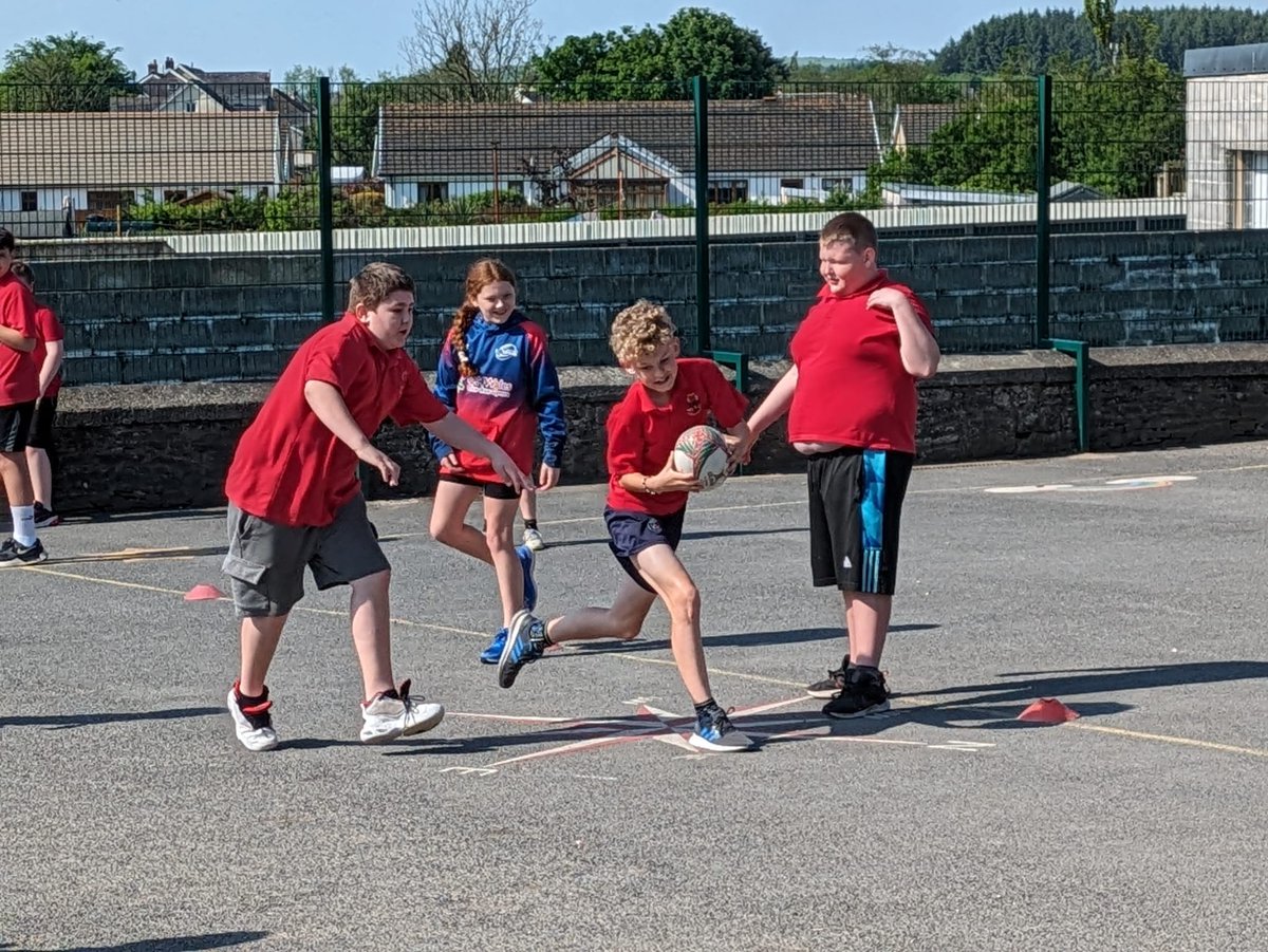 Profiad arbennig i ddisgyblion yr adran iau heddiw wrth i Mr Marks o Ysgol Maes y Gwendraeth cynnal sesiwn sgiliau rygbi yn yr ysgol. 

🌞 🏉 🏃‍♂️ 🏃‍♀️