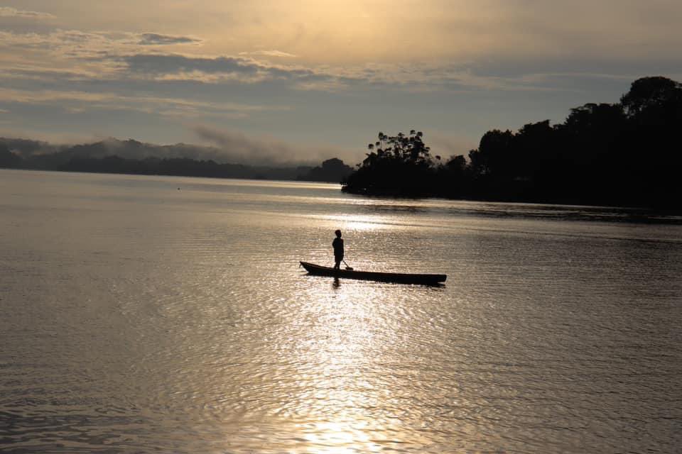 NubiaCarolinaCC's tweet photo. Los mayores del Chocó en su sabiduría siempre nos han enseñado a luchar contra la ignorancia porque “la ignorancia es atrevida”. Solo la ignorancia podría llevarte a comprar aplausos denigrando de un territorio como el Chocó y denigrando a su gente. El Chocó huele a la sal de dos mares, a la magia de las ballenas y los delfines, a la vida del manglar, a la fuerza de la selva; el Chocó huele al milagro de sus ríos, a hierbas de azotea en la comida, al ritmo de sus danzas, a gotas de lluvia. El Chocó huele al trabajo de su gente, a sus ganas de salir adelante entre tantas dificultades. El Chocó huele a inmensidad y a comunidad, a valores y tradición. El Chocó huele al respeto por el otro. 
Evidentemente #GabrielMurillo nunca ha venido al Chocó. Solo decidió caer en el cliché propio de la ignorancia y comercializarlo como “comedia”.  
Ojalá algún día pueda venir para tratarlo con la dignidad que sabemos brindar en todos nuestros pueblos. 
#ElChocóHueleABelleza
#ElChocóHueleADignidad