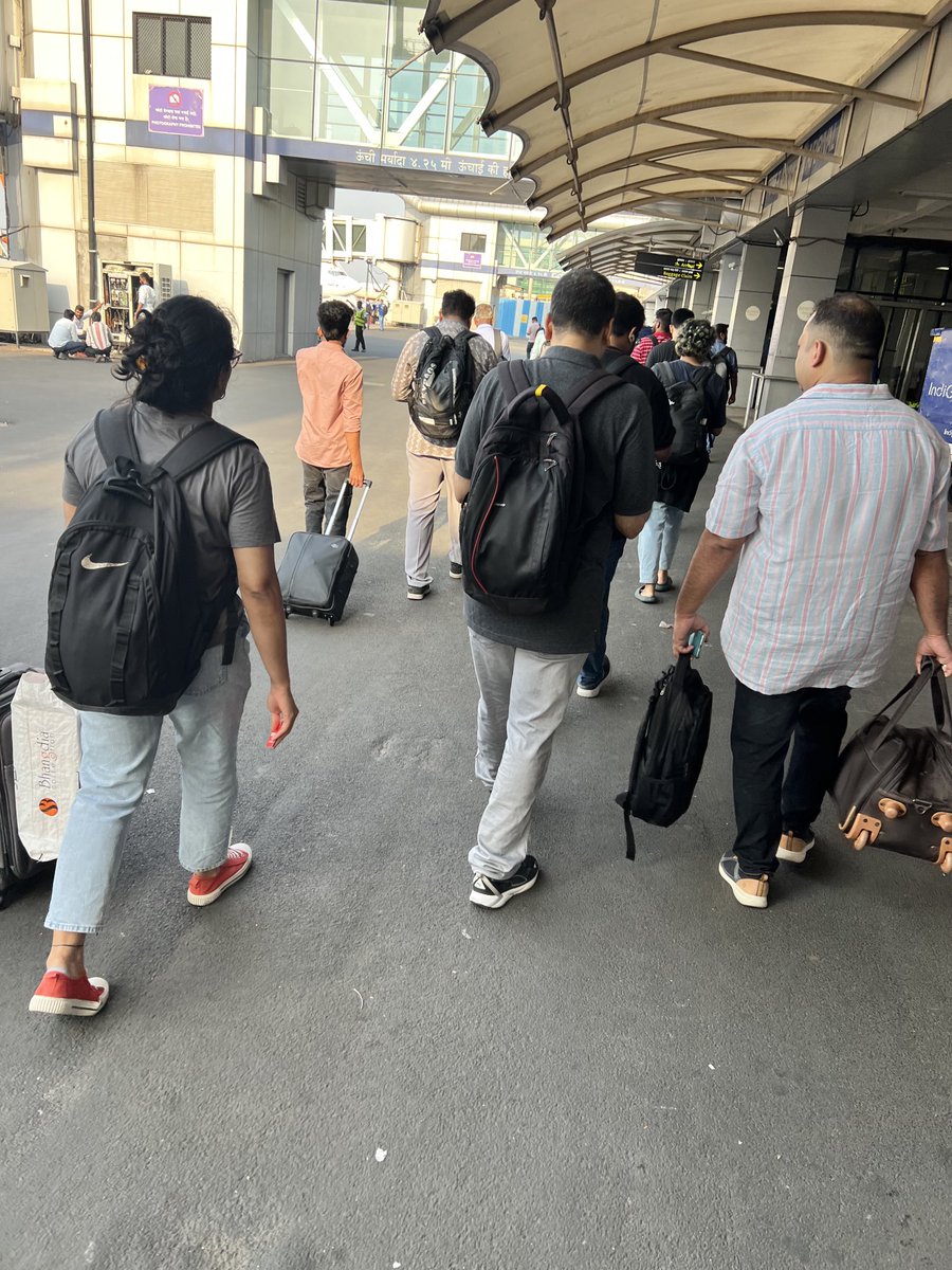onashortstring's tweet photo. ⁦@AkasaAir⁩ couldn’t arrange a transfer bus in pune for #QP1365 ? https://t.co/EHoDbtafIL