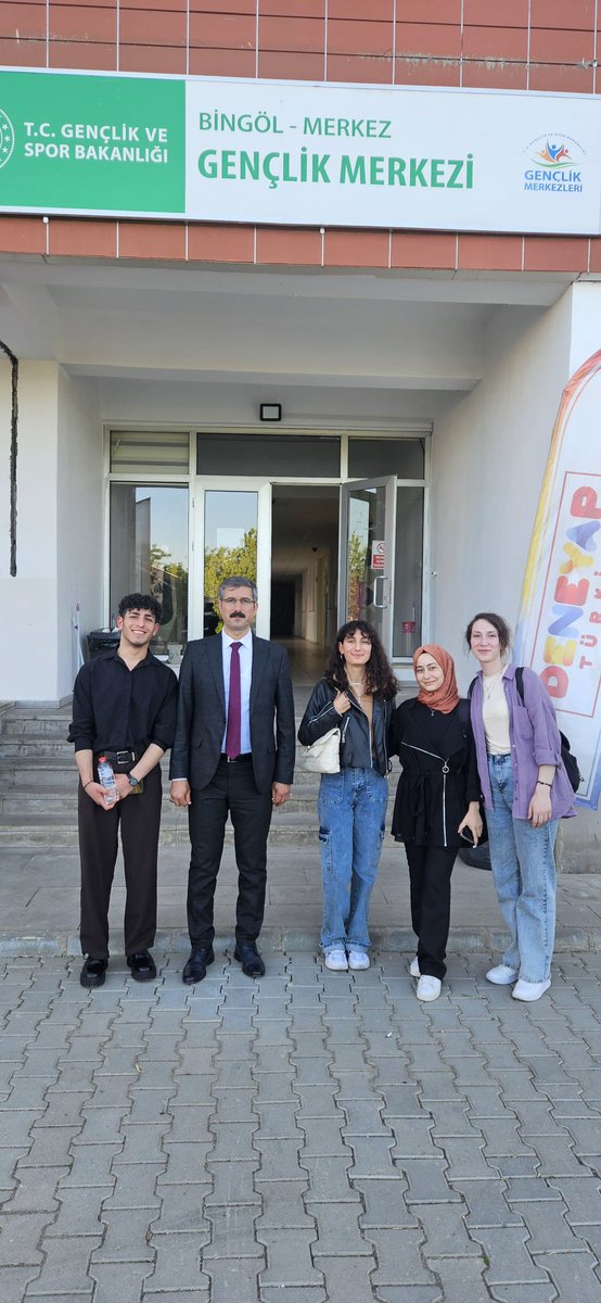 YedisuMEM's tweet photo. Öğrencimizi,emeği geçen tüm idareci ve öğretmenlerimizi tebrik ediyoruz. Yarışma süresince desteğini esirgemeyen İlçe Kaymakamımız Sn. Furkan BAŞAR’a şükranlarımızı arz ederiz. 
@bingolmem @GSB_Bingol @YedisuKaymakam @YedisuC @PekguzelH https://t.co/qi4wYidpCP