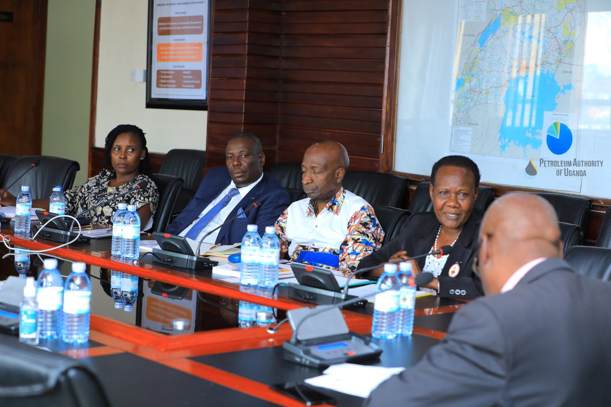 PAU_Uganda's tweet photo. 📢 END OF TENURE FOR SECOND @PAU_Uganda  BOARD OF DIRECTORS 📢

KAMPALA, May 21st, 2024 – The four-year term of the second Petroleum Authority of Uganda (PAU) Board of Directors has concluded. Chaired by Dr. Jane N. Mulemwa, the board has been instrumental in steering Uganda's petroleum regulatory agency since their appointment on May 20, 2020. Today, they presented their end-of-term report to Hon. @HonOkaasai  State Minister for @MEMD_Uganda, at a handover ceremony held at Amber House, Kampala.

The outgoing board members are Ms. Doreen Kabasindi, Mr. Benard @BOngodia , Ms. Kevin Aanyu, Mr. Innocent @Innocentkihika , Mr. Aldrian @armbukenya , and Ms. Lynda Biribonwa. Except for Dr. Mulemwa and Ms. Kabasindi, who have completed two terms, the remaining members are eligible for reappointment.

#CreatingLastingValue | #UGOilJourney|  #EndOfTerm