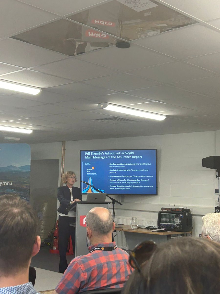 Yn digwyddiad Llywodraethiant Cymru heddiw. Sesiwn gan @ComyGymraeg am y pwysigrwydd o arweinyddiaeth i ddatblygu’r iaith. At the Governance Wales event today. Great session by @ComyGymraeg on the importance of leadership to develop the Welsh Language.