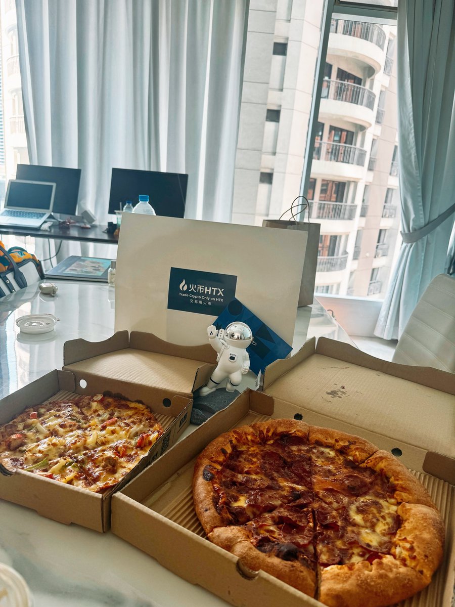 谢谢99宝宝 回国继续恰披萨～

@HuobiGlobal @Justinsuntron 和 @99HTX_ 呀～ 披萨节快乐🍕 https://t.co/jZsBn4LieM